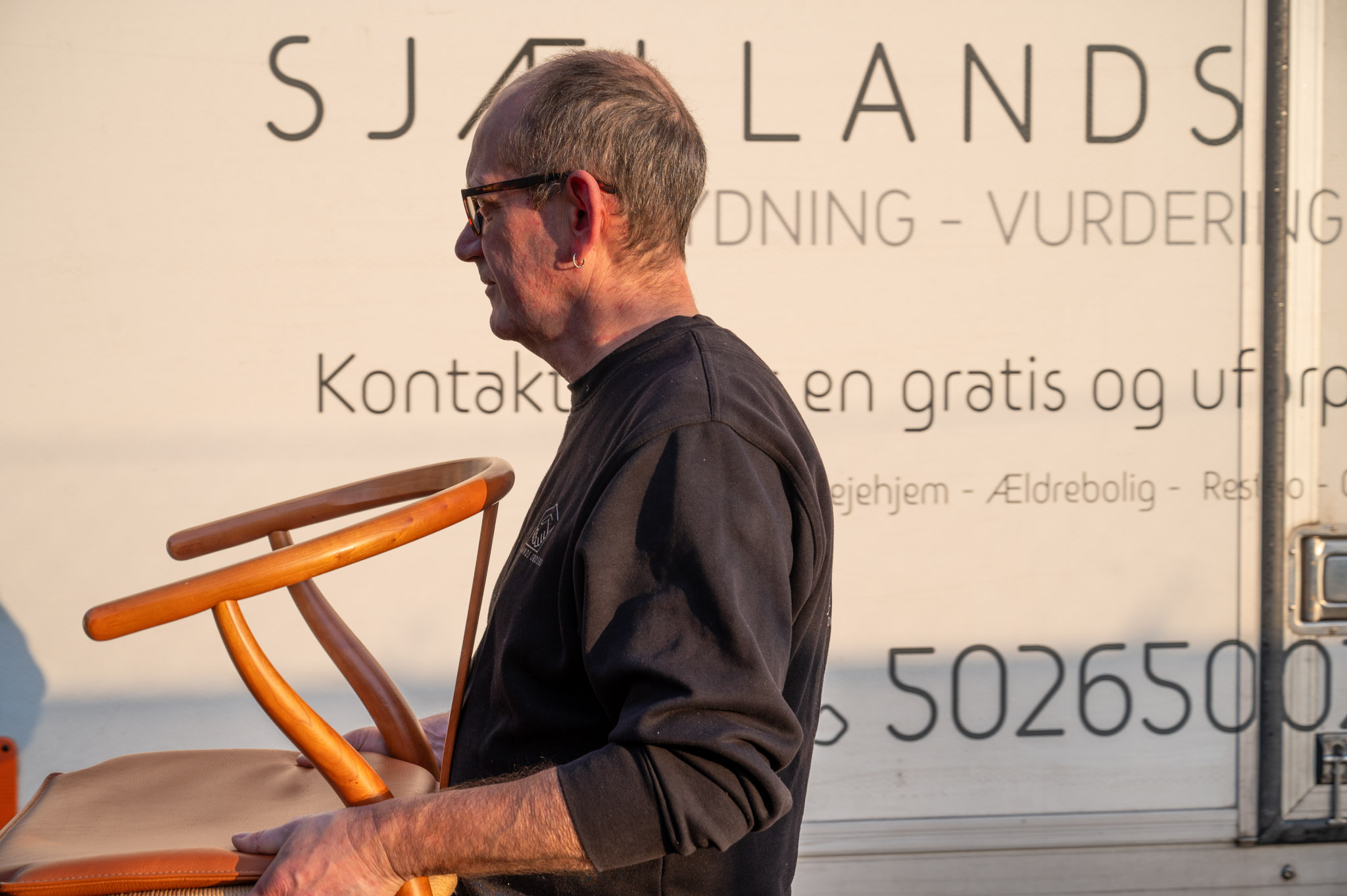 Sjællands Dødsbo vurderer møbler ved varevogn
